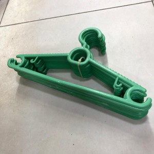 علاقة ملابس بلاستيك عدد 12 حزمة واحدة ملون